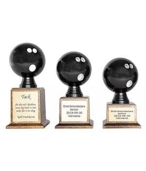 Spin Bowling på antik plastsockel